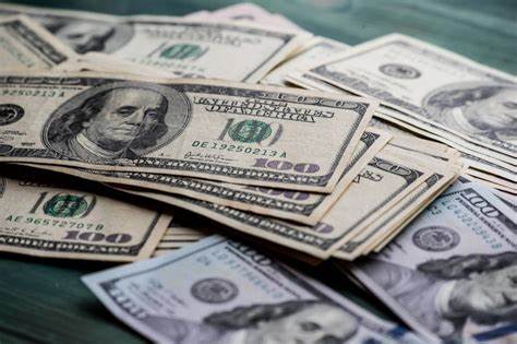 Dollar Rises to Session Highs After Jobs Data