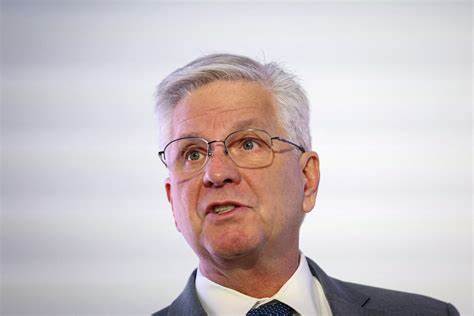 Fed officials argue for patience while gauging tariff impact