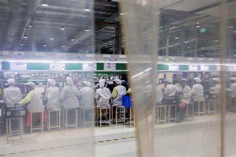 Foxconn tells hundreds of Chinese staff to return from its Indian iPhone factories