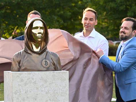 Anonymous Bitcoin founder commemorated in Budapest with bronze featureless statue - Business Insider