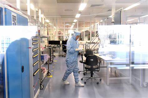 ASML Stock Keeps Sinking. Why It’s Not a Bargain Yet