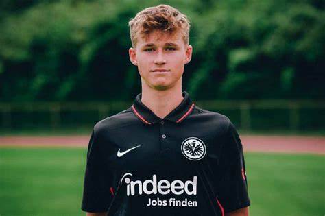 News zu Eintracht Frankfurt Eintracht: Fenyö verlängert vorzeitig