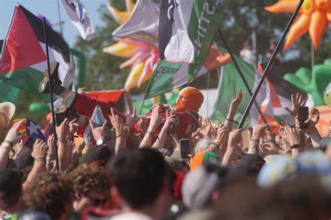 Kneecap leads Glastonbury chants against Starmer