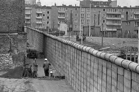 Building and development of the Berlin Wall