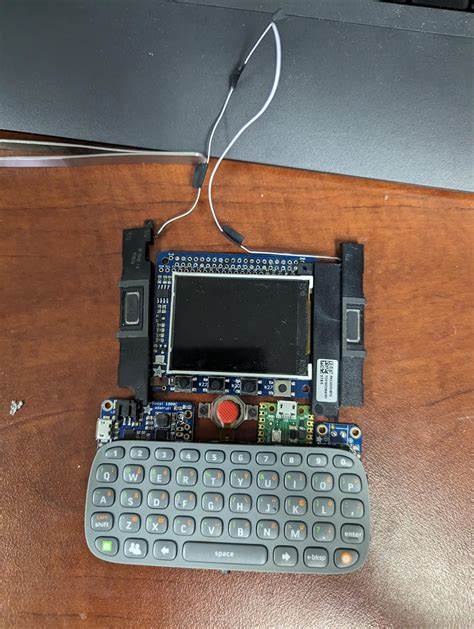 Cyberdeck – Pi Zero 2 W with Xbox 360 Chatpad