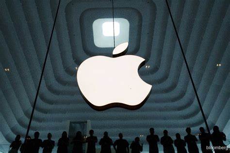 Apple Rebound Looks Elusive as AI Woes Draw Investor Scrutiny