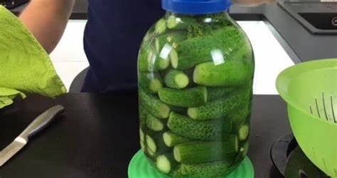 Castraveți murați la borcan, pentru iarnă - o rețetă rapidă pentru 