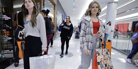 Consumer Confidence Worsened in June, Survey Shows