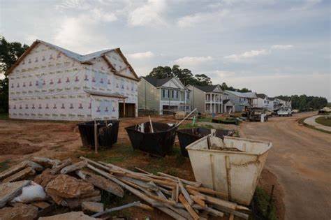 Homebuilders in Tight Spot as Profits Sink, Regional Markets Shift