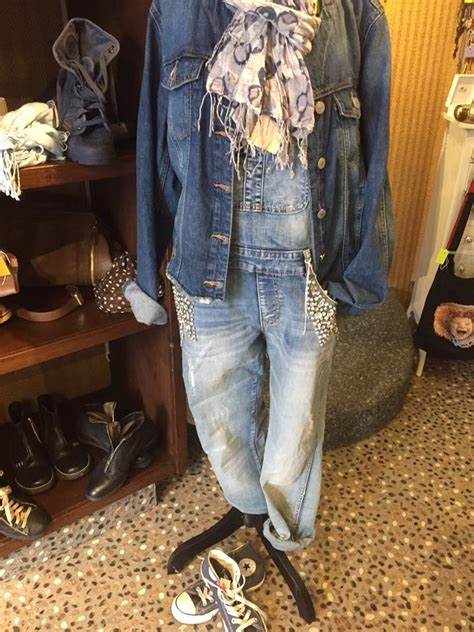 La Fringu’othèque in Martigny, Damen- Und Herrenbekleidung (Kleinhandel)