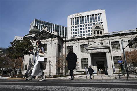 Bank of Korea Holds Rates as Growth Concerns Ebb