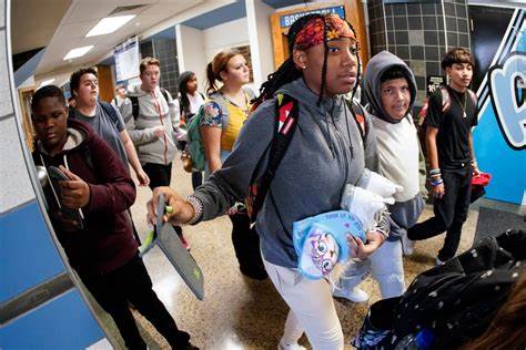 School cellphone bans spread across states, though enforcement could be tricky - Yahoo News