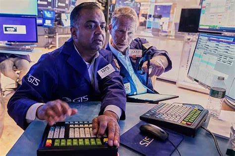 Stocks Hover Near Records, Oil Prices Recover Some Ground