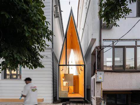 Vinklu Turns Forgotten Plot in Bucharest into Tiny Coffee Shop