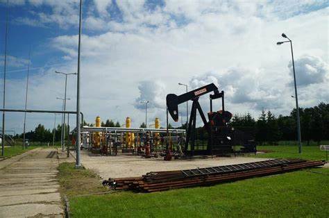 Oil Futures Edge Lower Ahead of U.S. Inventory Data