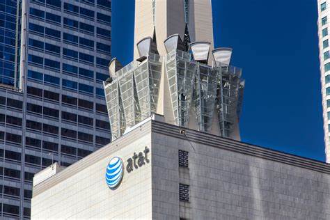 3 Key Factors That Make AT&T (T) a Top Pick for 2025
