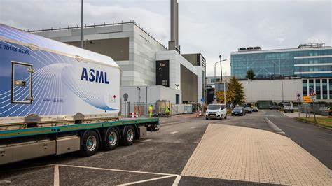 ASML’s stock price is dropping today after the semiconductor giant issued this critical warning about 2026