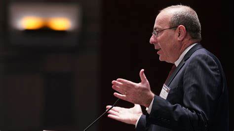 Fed’s Barkin Urges Patience on Rate Cuts, Warns Economic Risks Are Rising