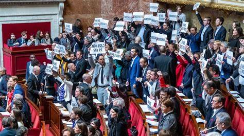 French lawmakers seek to bring down government as pension row ... - RFI