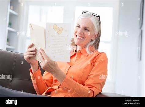 Videos zu woman reading greeting card ansehen