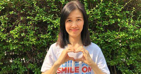 Built this after my mom asked how to 'just make herself smile in a photo