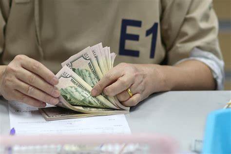US dollar weakens as Fed rate cut view weighs - Reuters.com
