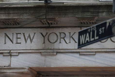 Trading Day: Easy does it, fresh peaks for Wall St