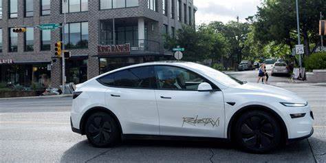 Autonomous driving experts to comment on Tesla's robotaxi launch errors