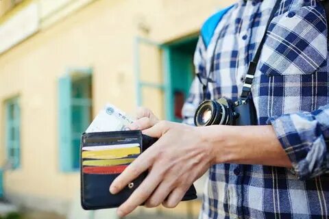 Travel money expert reveals the one thing you should never do when you buy currency - Daily Star