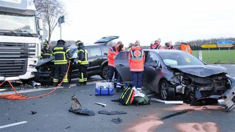 Gehrde: Schwerer Unfall auf B214 – Fiat brennt nach Kollision