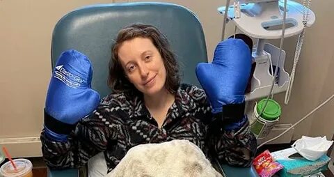 Mom, 35, with colon cancer recalls 'weird' stomach symtom: 'Quite a shock' - Yahoo Life