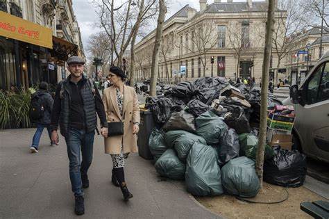 Paris garbage workers to strike again - ZAWYA