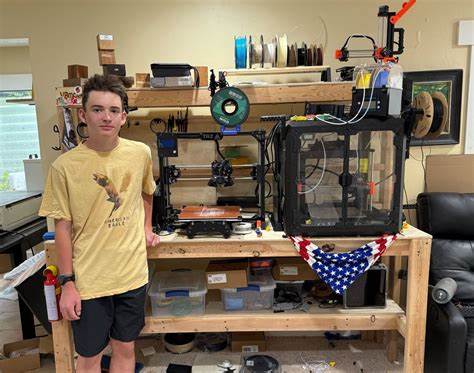 Teen 3D-printed a beehive for his bedroom