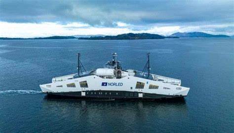 Why power a short-distance Ferry with Liquefied Hydrogen?