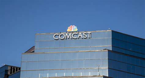 Comcast Loses Broadband Customers, Takes Theme-Park Hit From L.A. Fires