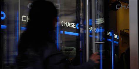 JPMorgan Chase Profit Falls 17% but EPS Surpasses Wall Street Estimates
