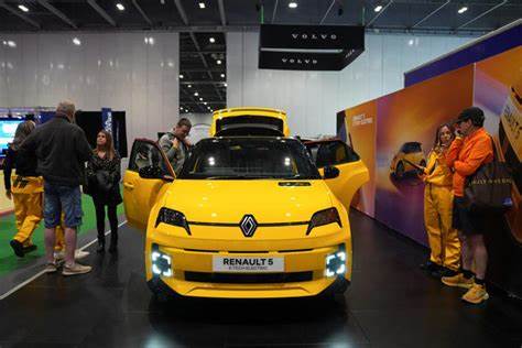 Renault Revenue Drops; Backs Full-Year Guidance