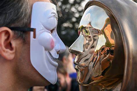 Hungary’s Bitcoin fans unveil faceless statue of mysterious crypto founder Satoshi Nakamoto - Euronews