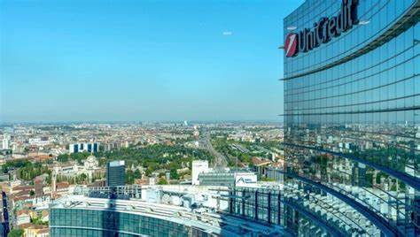 Unicredit detronizza Intesa Sanpaolo: c'è il sorpasso in Borsa. Ora 
