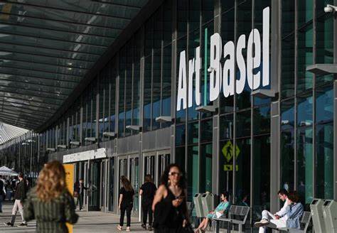 Crypto diehards at Miami's Art Basel took home FTX swag as souvenirs - Business Insider