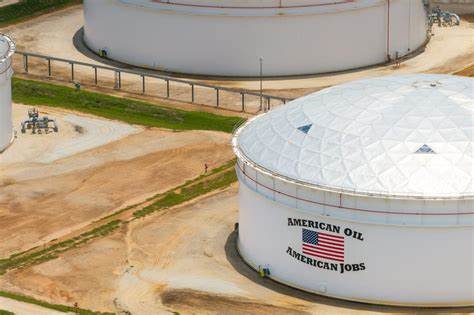 Oil Futures Diverge on U.S. Holiday Price Lag, Contract Expiration