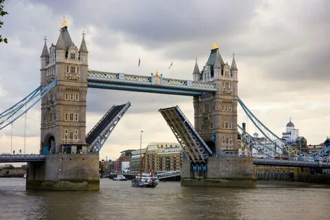 Man climbing Tower Bridge with hood up brings London traffic to standstill - Daily Star