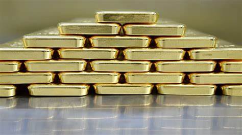 Gold Edges Lower, Weighed by U.S.-EU Trade Agreement