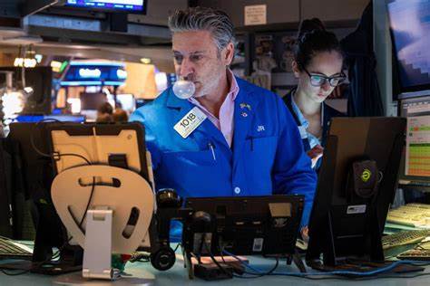 Dow Futures Slip as Investors Await Confidence Data