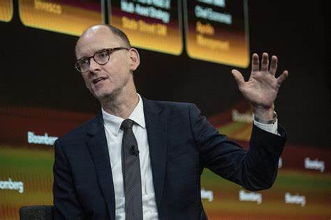 AI mania is worse than 1999's tech bubble, Apollo's top economist warns