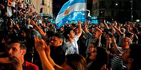 Argentinien: Mileis radikale Reformen – Versprechen und Wirklichkeit