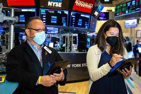 Treasury Yields, Dollar Fall Amid Mixed Economic Indicators