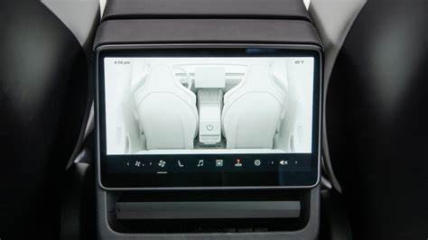 Cars Are Caught in an Endless Cycle of Bigger Screens Nobody Likes