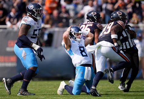 Titans collapse in fourth quarter, fall to Bears, 24-17