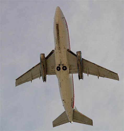 Why the Boeing 737 Flies with Its Wheels Exposed